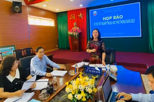 Bà Lê Thị Kim Oanh phát biểu tại cuộc họp báo.