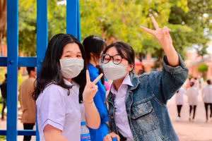 Học sinh TP Buôn Ma Thuột tự tin trước khi vào khu vực thi (ảnh tư liệu).