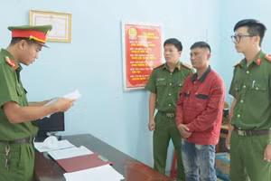 Cơ quan CSĐT thi hành lệnh bắt tạm giam đối tượng Nguyễn Văn Long (ảnh: Sỹ Đức).