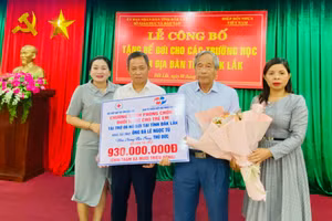 Tiếp nhận hỗ trợ 930 triệu từ Hiệp hội nhựa TP HCM.