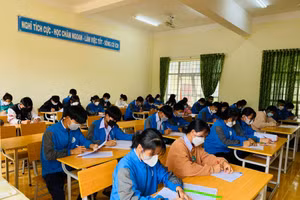 Học sinh Đắk Lắk bảo đảm an toàn phòng dịch Covid-19 khi đến trường.