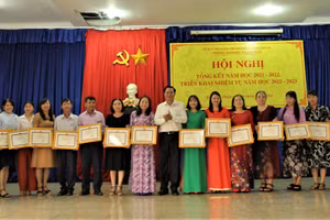 Trao Giấy khen cho các tập thể xuất sắc trong năm học 2021-2022.