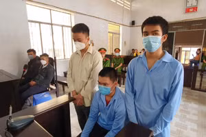 Các bị cáo tại phiên toà (ảnh: SĐ).