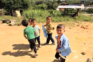 Học sinh trường TH Cẩm Phong, huyện Krông Bông vui chơi sau giờ học.