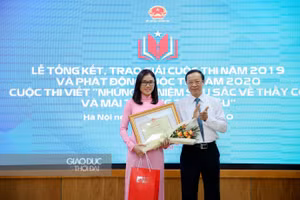 Thứ trưởng Phạm Ngọc Thưởng trao giải Nhất cho tác giả đoạt giải. Ảnh: Thế Đại