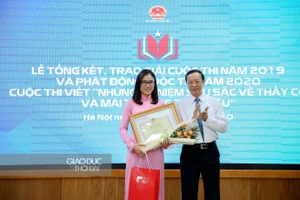 Thứ trưởng Phạm Ngọc Thưởng trao giải Nhất cho tác giả đoạt giải. Ảnh: Thế Đại