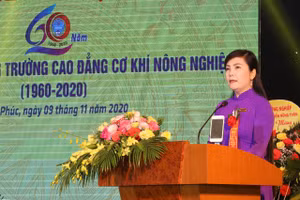 Hiệu trưởng Phạm Thị Lan Phương phát biểu.