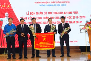 Ban Giám hiệu trường Cao đẳng Cơ điện Hà Nội nhận cờ thi đua của Chính phủ