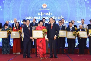 Bộ trưởng Bộ GD&ĐT Nguyễn Kim Sơn (bên trái) và Thứ trưởng Phạm Ngọc Thưởng (bên phải) trao Bằng khen cho TS Hoàng Quý Châu tại buổi gặp mặt các nhà giáo tiêu biểu nhân dịp Kỷ niệm 40 năm ngày Nhà giáo Việt Nam 20/11/2022. Ảnh: NVCC.