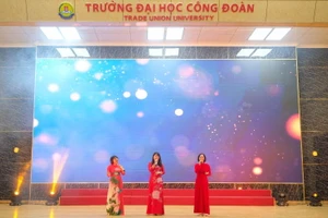 Lễ kỷ niệm 41 năm ngày Nhà giáo Việt Nam của Trường ĐH Công đoàn diễn ra trong không khí vui tươi, thân tình.