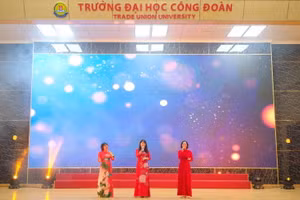 Lễ kỷ niệm 41 năm ngày Nhà giáo Việt Nam của Trường ĐH Công đoàn diễn ra trong không khí vui tươi, thân tình.