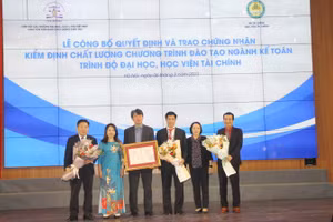 PGS.TS Nguyễn Phương Nga (thứ hai từ trái qua phải) trao chứng nhận kiểm định chất lượng chương trình đào tạo ngành Kế toán trình độ đại học.