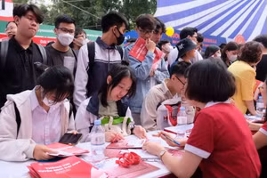 Thí sinh tham dự Ngày hội tư vấn tuyển sinh hướng nghiệp năm 2023.