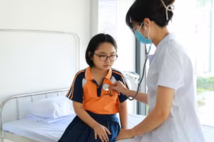 Nhân viên y tế tại Trường Phổ thông liên cấp Phenikaa. Ảnh: NTCC