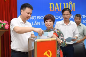 Ông Triệu Ngọc Lâm - Bí thư Đảng ủy, Tổng Biên tập; bà Dương Thị Thanh Hương – Phó Bí thư Đảng ủy, Phó Tổng biên tập và công đoàn viên bỏ phiếu bầu Ban chấp hành Công đoàn nhiệm kỳ 2023 - 2028.