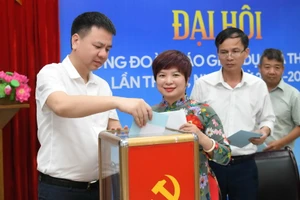 Ông Triệu Ngọc Lâm - Bí thư Đảng ủy, Tổng Biên tập; bà Dương Thị Thanh Hương – Phó Bí thư Đảng ủy, Phó Tổng biên tập và công đoàn viên bỏ phiếu bầu Ban chấp hành Công đoàn nhiệm kỳ 2023 - 2028.