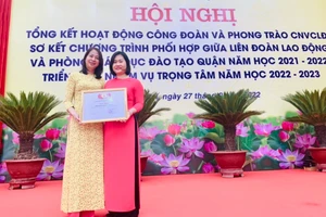 Cô Nguyễn Thị Thanh Tâm – Hiệu trưởng Trường THCS Thanh Trì (bên trái) và cô Vũ Diệu Hương.