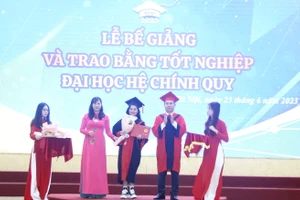 PGS.TS Lê Mạnh Hùng – Hiệu trưởng Trường ĐH Công đoàn trao bằng tốt nghiệp cho sinh viên.