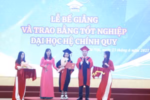 PGS.TS Lê Mạnh Hùng – Hiệu trưởng Trường ĐH Công đoàn trao bằng tốt nghiệp cho sinh viên.