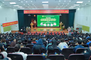 Toàn cảnh Chương trình “Học viện Nông nghiệp Việt Nam đồng hành cùng doanh nghiệp, hợp tác xã, người nông dân vì một nền nông nghiệp xanh, sạch, an toàn”.