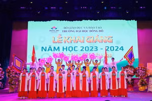 Lễ khai giảng của Trường ĐH Đông Đô diễn ra trang trọng, vui tươi và ấm cúng.