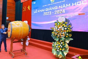 PGS.TS Nguyễn Quốc Huy – Giám đốc Học viện Y Dược học cổ truyền Việt Nam đánh trống khai giảng năm học 2023 - 2024.
