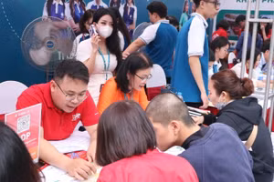 Tại Ngày hội tư vấn tuyển sinh, hướng nghiệp năm 2023 (19/3), rất đông thí sinh quan tâm, tìm hiểu về chương trình DDP.