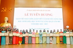 Bà Lê Thị Thu Hằng - Bí thư Quận ủy Tây Hồ trao khen thưởng cho các giáo viên có thành tích xuất sắc trong năm học 2022 - 2023.