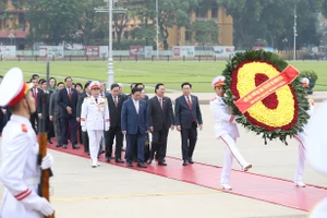 Lãnh đạo Đảng, Nhà nước và Đại biểu Quốc hội vào Lăng viếng Chủ tịch Hồ Chí Minh