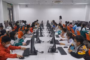 Thí sinh tập trung làm hai bài thi kiểm tra tư duy ngôn ngữ tiếng Việt.