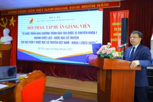 PGS.TS Nguyễn Quốc Huy – Giám đốc Học viện Y–Dược học cổ truyền Việt Nam chia sẻ tại Hội thảo tập huấn giảng viên về triển khai chương trình đào tạo dược sĩ chuyên khoa I ngành dược liệu – dược học cổ truyền - Khóa I (2023 – 2025).