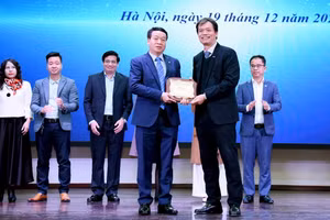 GS.TS Phạm Hồng Chương – Hiệu trưởng Trường ĐH Kinh tế quốc dân trao kỷ niệm chương cho các doanh nghiệp.