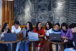 TS Trương Thúy Hằng và nhóm sinh viên của Học viện Phụ nữ trong buổi kết nối trực tuyến sáng 13/1.