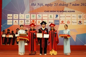 Nguyễn Quốc Tuấn trong ngày nhận bằng tốt nghiệp đại học.