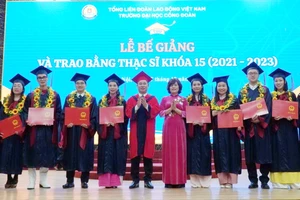 Lãnh đạo Trường ĐH Công đoàn trao bằng thạc sĩ cho các học viên.