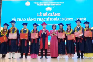 Lãnh đạo Trường ĐH Công đoàn trao bằng thạc sĩ cho các học viên.