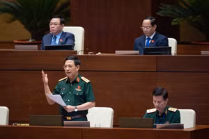 Đại tướng Phan Văn Giang, Ủy viên Bộ Chính trị, Bộ trưởng Bộ Quốc phòng tiếp thu, giải trình ý kiến đại biểu Quốc hội.