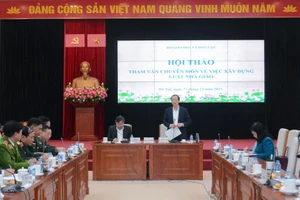 Thứ trưởng Bộ GD&ĐT Phạm Ngọc Thưởng chủ trì Hội thảo tham vấn chuyên môn về việc xây dựng Luật Nhà giáo.