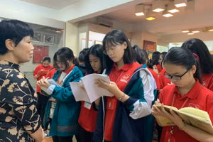 Học sinh Trường THPT Chuyên Khoa học Xã hội và Nhân văn. Ảnh: NTCC.