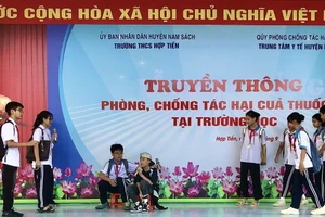 Học sinh Trường THCS Hợp Tiến (Nam Sách, Hải Dương) thể hiện tiểu phẩm với chủ đề phòng, chống tác hại của thuốc lá.