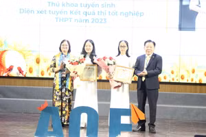 Ban Giám đốc Học viện Tài chính tặng Giấy khen cho các thủ khoa đầu vào kỳ tuyển sinh năm 2023.