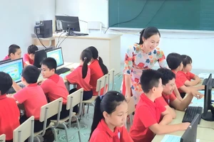 Cô Nguyễn Thị Ngoãn - đảng viên chi bộ Trường tiểu học thị trấn Rạng Đông trong một giờ lên lớp.