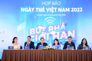 Ban Tổ chức và các đại biểu tham gia trả lời câu hỏi tại họp báo.