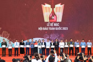 Các đơn vị nhận Giải bìa báo Tết ấn tượng.