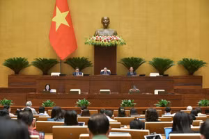 Phó Chủ tịch Quốc hội - Trần Quang Phương điều hành phiên họp.