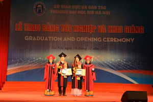 Các tân tiến sĩ nhận bằng tốt nghiệp.