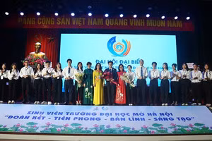 Ban chấp hành Hội sinh viên Trường Đại học Mở Hà Nội khoá XII, nhiệm kỳ 2023 – 2025 ra mắt Đại hội.