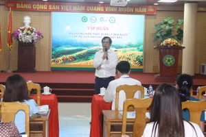 TSKH Nguyễn Quốc Hưng trao đổi với các học viên về du lịch văn hóa, trong đó có nội dung về du lịch hoài niệm.