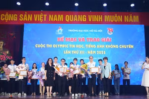 PGS.TS Nguyễn Thị Nhung - Hiệu trưởng Trường ĐH Mở Hà Nội và TS Nguyễn Minh Phương, Phó Hiệu trưởng nhà trường trao khen thưởng cho các sinh viên xuất sắc trong Cuộc thi.