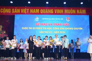 PGS.TS Nguyễn Thị Nhung - Hiệu trưởng Trường ĐH Mở Hà Nội và TS Nguyễn Minh Phương, Phó Hiệu trưởng nhà trường trao khen thưởng cho các sinh viên xuất sắc trong Cuộc thi.